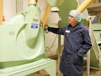 Thomas Weber next to Hosokawa Alpine UPZ mill